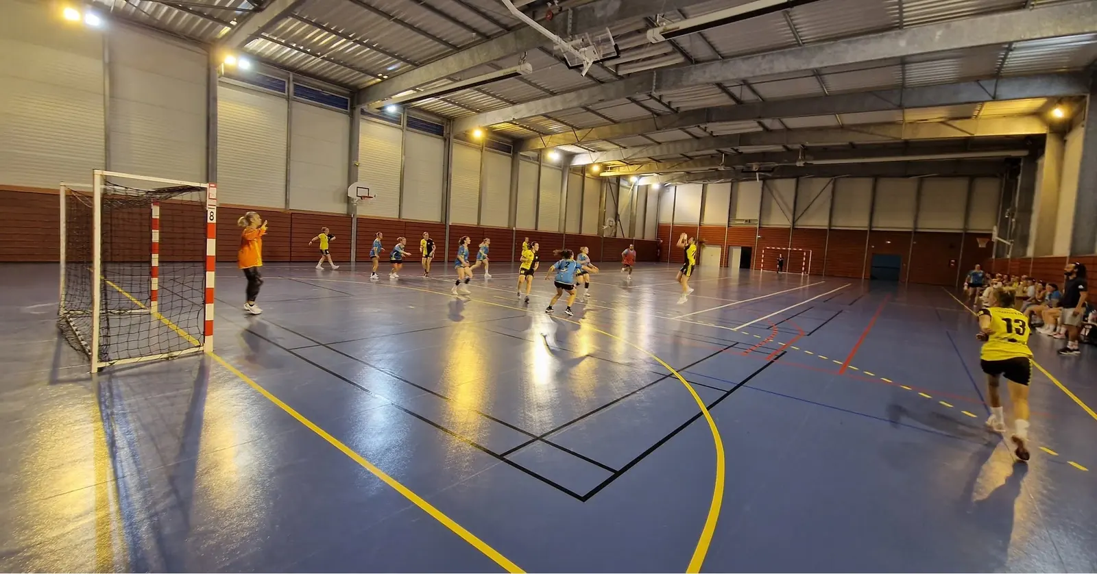 Joueuse féminine en tir cadré au-dessus de la défense