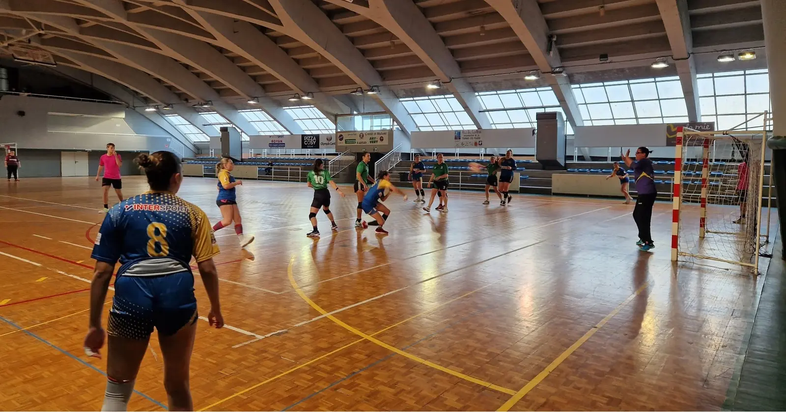 Joueuse de l'équipe féminine en duel à 9 mètres