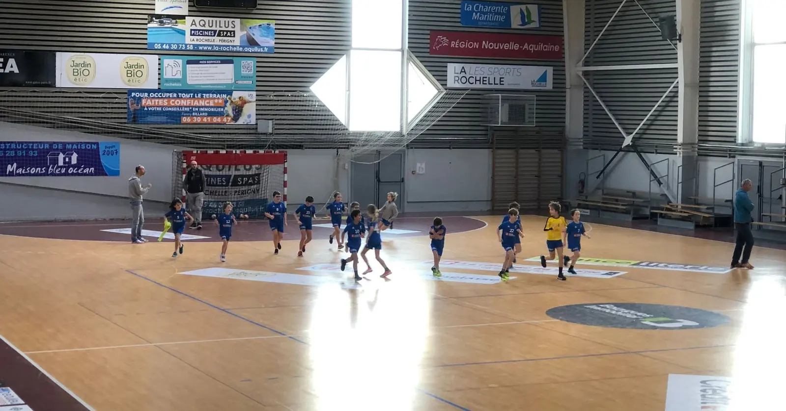 Jeunes joueurs du club en phase d'attaque