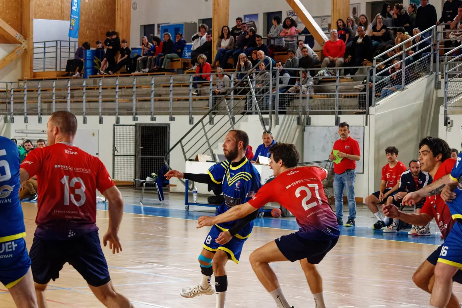 Tir puissant d'un joueur séniors en contre-attaque