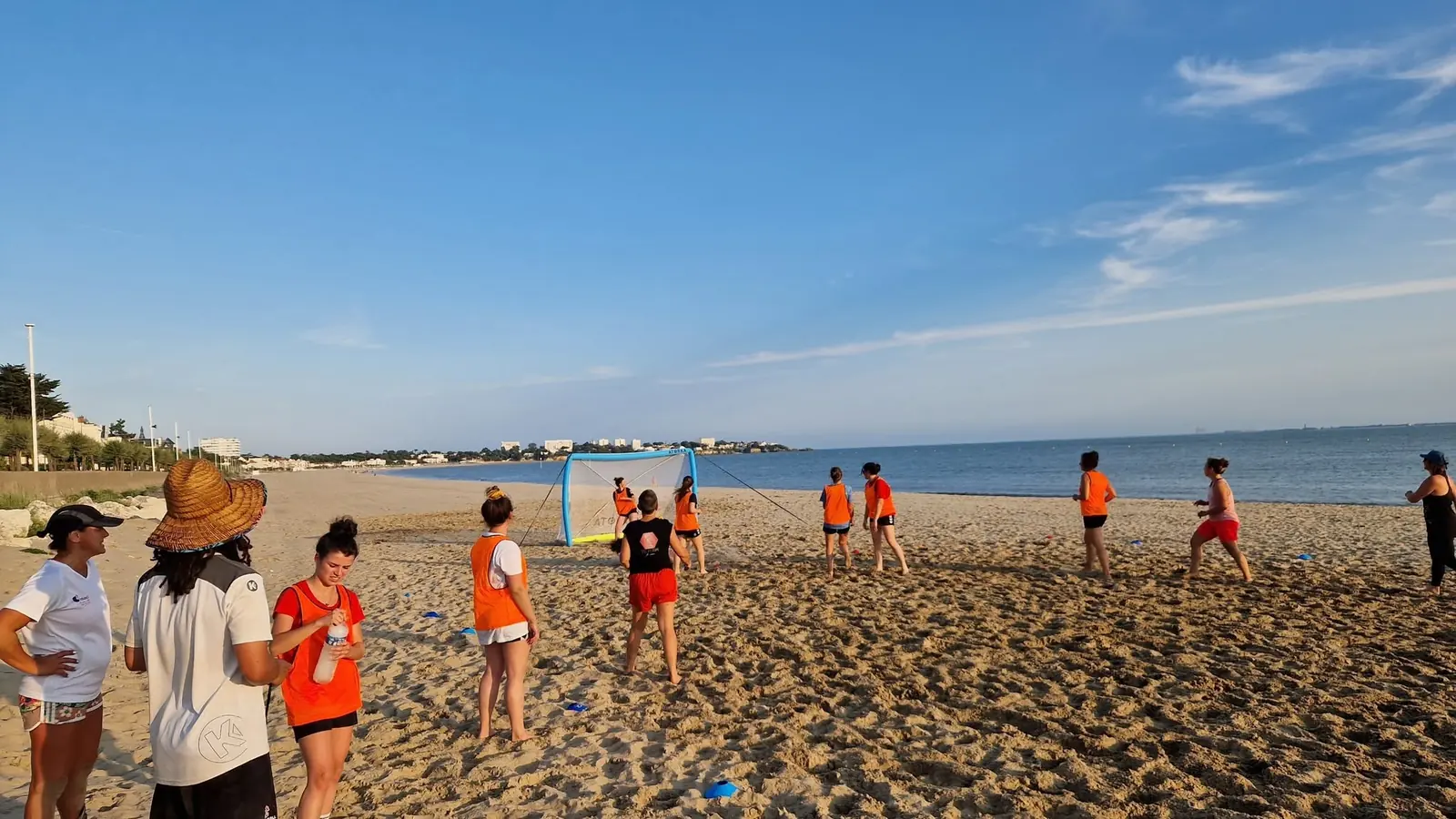 Match de beach handball féminin sur la plage