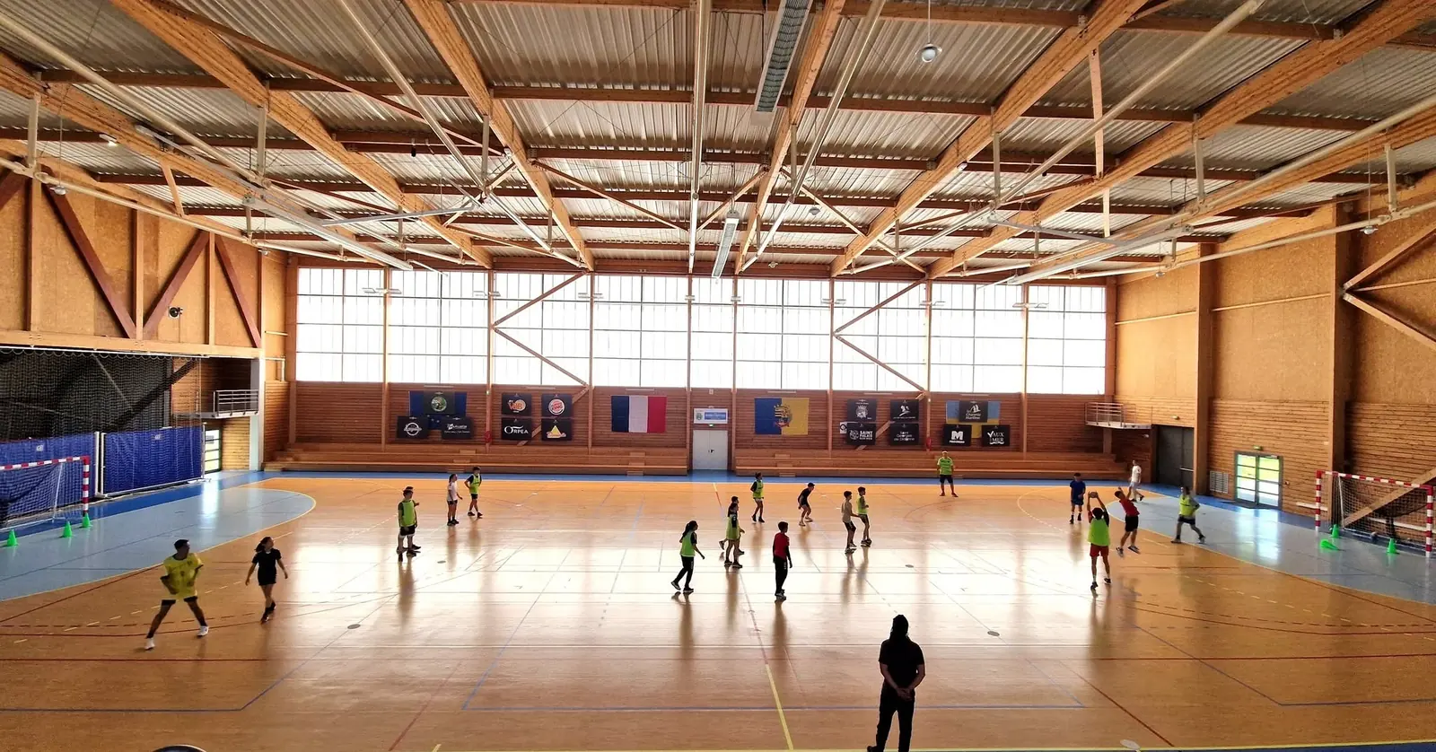 Séance de l'école de hand dans le gymnase